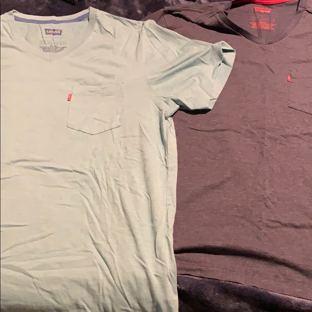 2 Levi’s tees